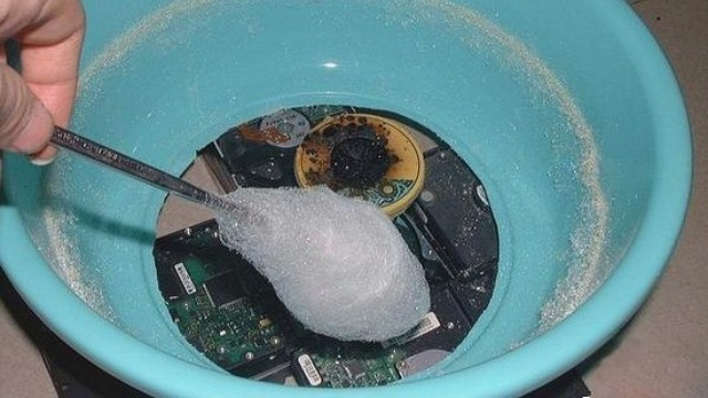 Click here to read Your Old Hard Drives Are DIY Cotton Candy Machines Just Waiting to Happen