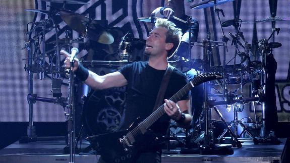 Nickelback-performing